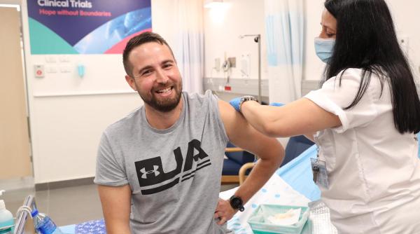 vesti bune din isarael a fost administrat primul vaccin anti covid 19