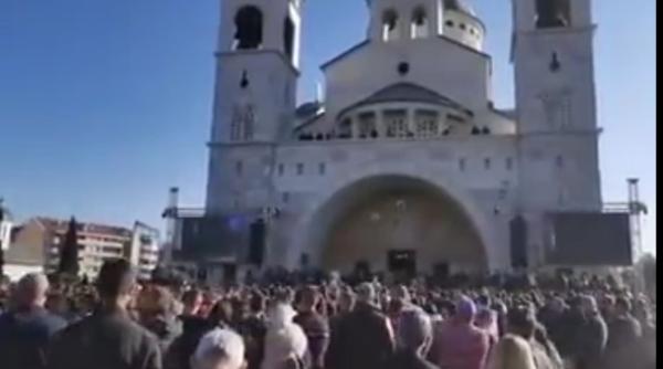 video imagini revoltatoare mii de credinciosi l au pupat pe mitropolitul din muntenegru mort de covid 19