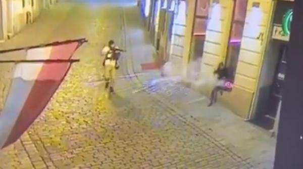 nu te poti uita la asa ceva momentul in care un terorist impusca un om nevinovat pe o strada din viena video