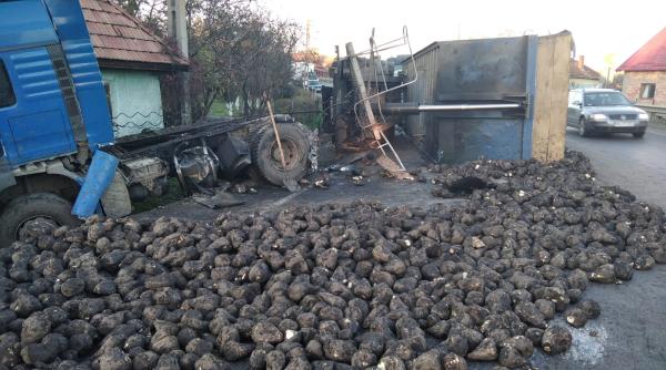 tir incarcat cu sfecla rasturnat pe dn13 capul tractor a intrat intr o casa