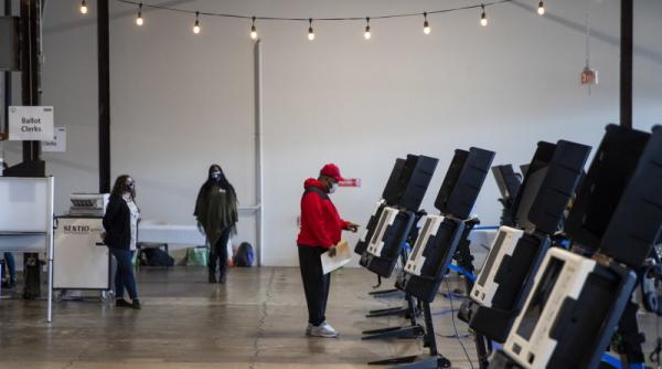 alegeri sua buletinele de vot sunt inca numarate in statele cheie iata de ce unele sunt verificate suplimentar