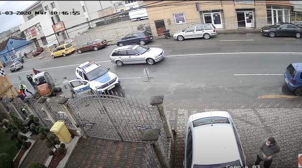 un politist a dat cu pumnii intr un muncitor care nu purta masca totul a fost surprins pe camere