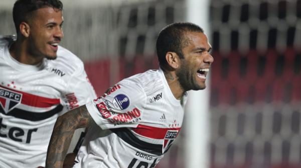 dani alves comenteaza situatia de la fc barcelona as fi venit gratis dar n au avut curajul sa accepte