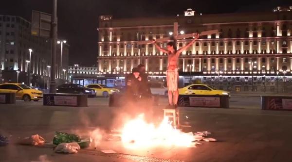 video barbat rastignit pe o cruce in fata sediului serviciului federal de securitate din moscova