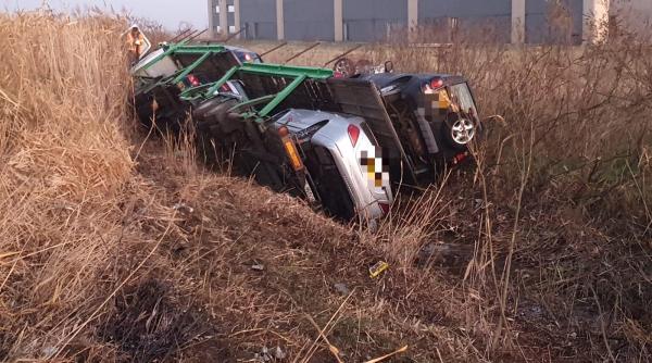 trailer cu autoturisme rasturnat in urma unui accident pe a1