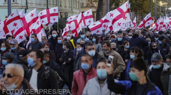 zeci de mii de persoane au iesit in strada proteste de amploare la tbilisi