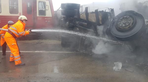 accident feroviar grav in timis un tir a luat foc si s a rasturnat dupa ce a fost lovit de tren