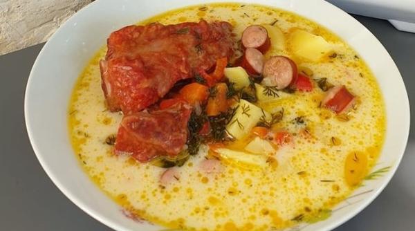 ciorba de cartofi cu afumatura dreasa cu ou si smantana reteta traditionala
