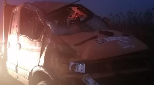 sase muncitori s au rasturnat cu autoutilitara  ambulantele au intervenit de urgenta