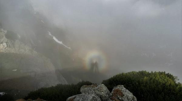 omul din nori fotografiat din nou in bucegi ce este efectul gloria