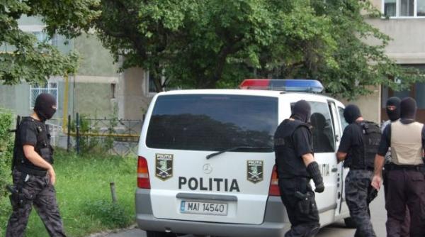 suspecti de trafic de minori si proxenetism prinsi in trafic