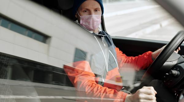 porti masca de protectie cand esti singur in masina nu o sa mai rada nimeni de tine