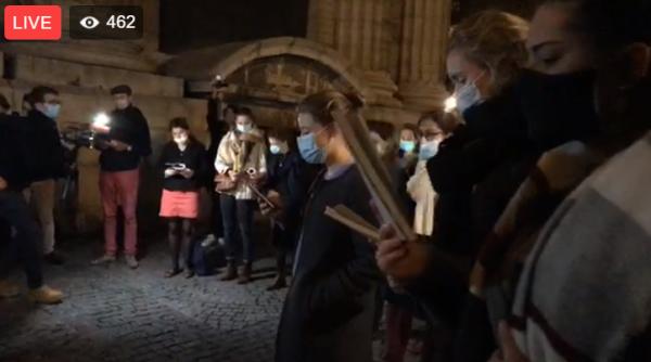 protest in fata unei importante biserici din paris video