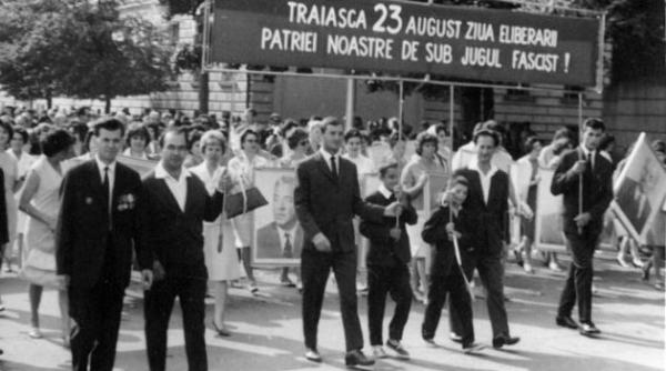 ce nu stiati despre 23 august in comunism dan ciachir era bucuria celor scosi la defilare