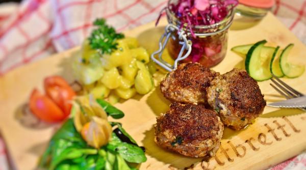 chiftele mexicane ies pufose si fragede sunt pline de savoare