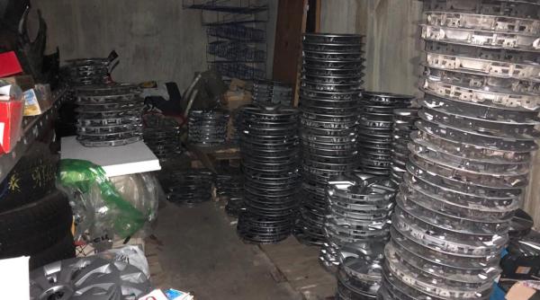 colectionarii de capace  sute de seturi furate de la masini din capitala  recuperate de politisti