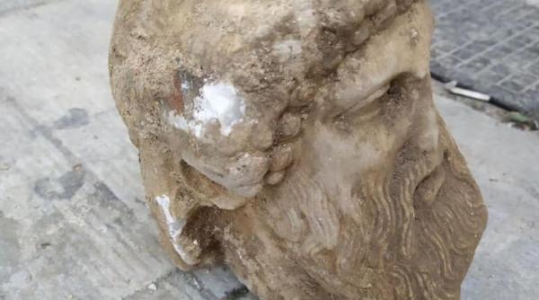 un cap din marmura al zeului hermes descoperit sub o strada intens circulata din atena