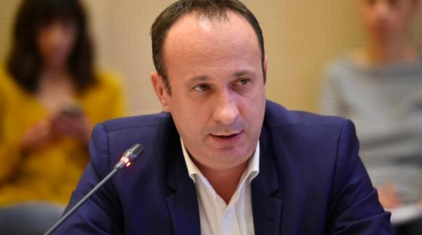 economistul sef bnr propune taierea salariilor bugetarilor semnal al austeritatii adrian caciu stie foarte bine