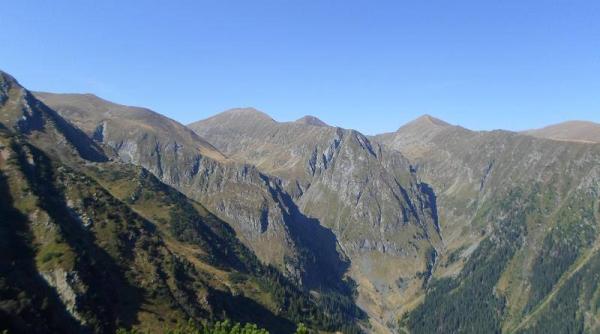 imaginea zilei din muntii fagaras crestele carpatilor de la toamna la iarna