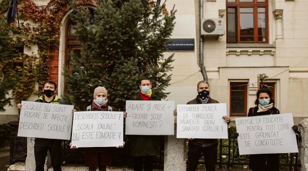 protest in fata ministerului educatiei apel catre guvern redeschideti scolile