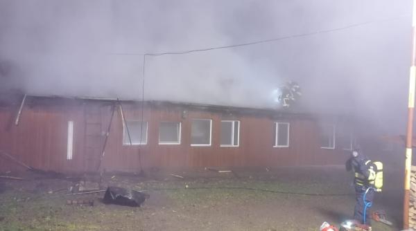 cabana distrusa de flacari in iasi pompierii intervin din mai multe localitati