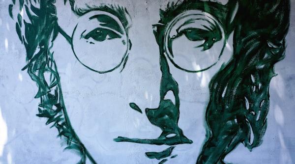 discul semnat de john lennon pentru ucigasul sau scos la licitatie