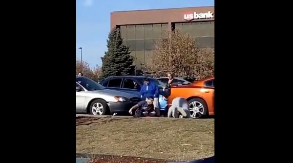 nebunie pentru hamburgeri au stat 12 ore pentru a plasa comenzile si s au luat si la bataie video