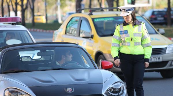 un politist din cluj a sarit in masina soferului care incerca sa fuga de amenda video