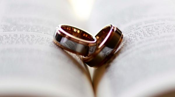 doua verighete pierdute in mare si au regasit proprietarii recuperatorii i au crezut morti