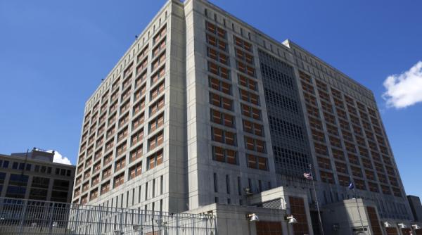 fosta iubita a lui jeffrey epstein e trezita la 15 minute pentru verificare in inchisoare