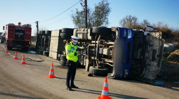 tir incarcat cu animale vii rasturnat pe dn 23a trafic ingreunat