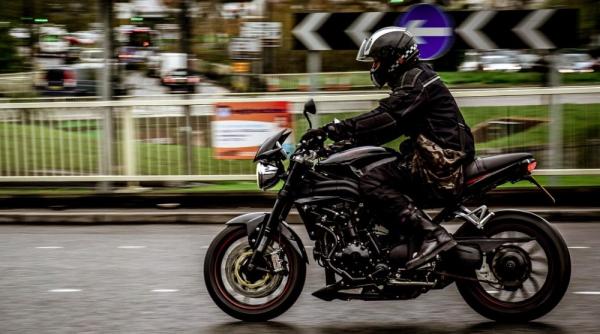 un roman din anglia a atins 290 km h fugind de politie pe motocicleta