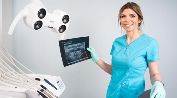 dr denisa zaharia ortodont despre instrumentul care nu ar trebui sa lipseasca atunci cand aveti grija de dantura