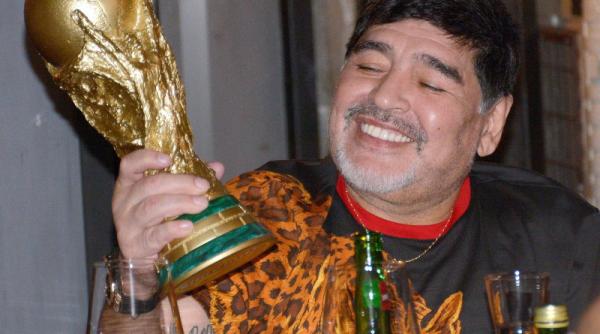 maradona mort s a pozat cu el in cosciug fotografie care a revoltat pe toata lumea