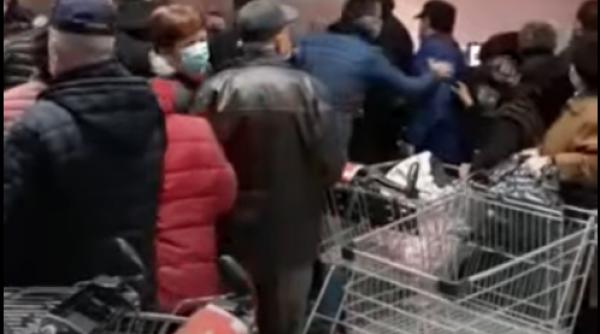 video  maraton pentru reduceri intr un supermarket  lumea alearga si se ingramadeste fara sa tina cont de restrictii