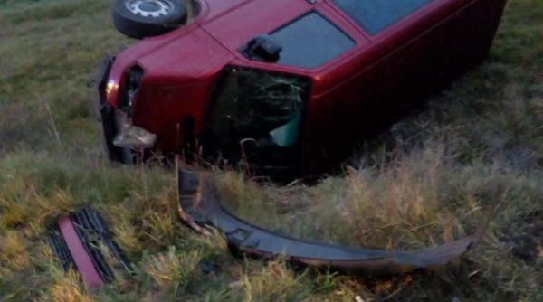 accident grav cu un microbuz s a rasturnat pe camp dupa impactul cu o masina