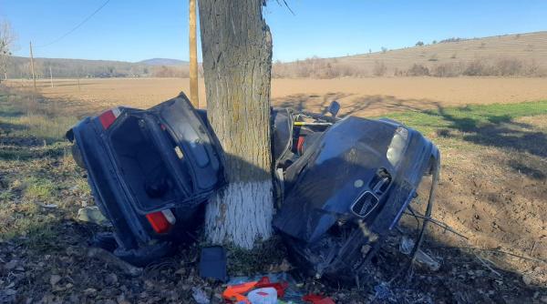 masina incolacita in jurul unui copac un mort si un ranit grav