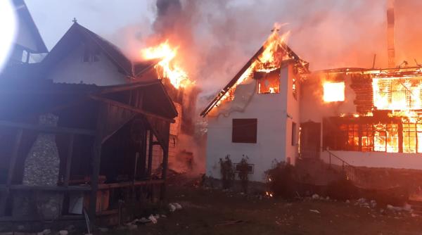 incendiu de amploare la moeciu brasov ard pensiuni