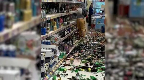 video o femeie a spart 500 de sticle de alcool intr un supermarket pagubel de 130 000 de dolari