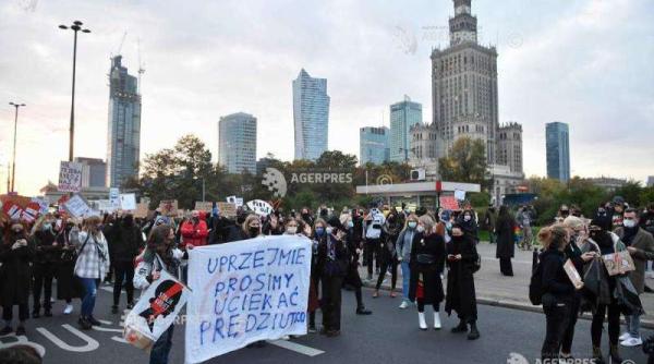 polonia au fost reluate protestele impotriva interdictiei avortului