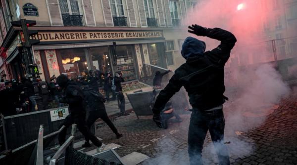 proteste violente in franta 62 de politisti si jandarmi au fost raniti