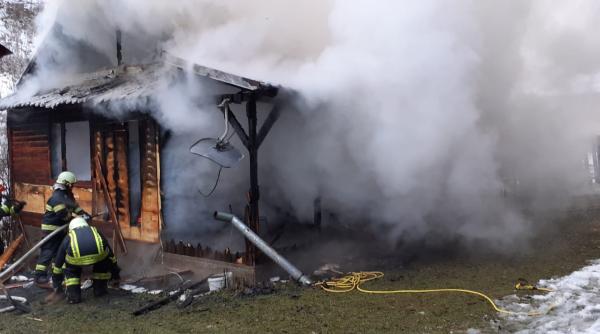 cabana facuta scrum in urma unui incendiu violent