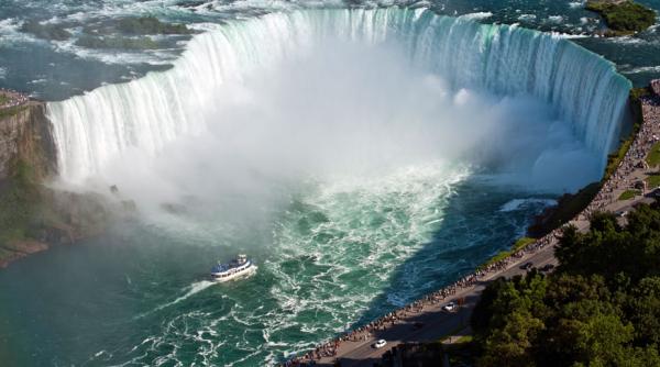 cascada niagara luminata in culorile steagului romaniei imagini spectaculoase