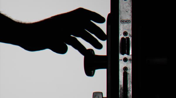 caz cutremurator si a tinut fiul inchis in casa timp de 28 de ani in ce stare a fost gasit barbatul