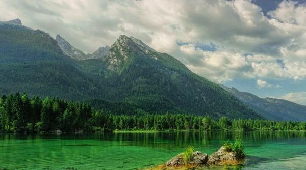 foto o statuie enorma in forma de falus furata din muntii germaniei