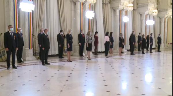 mai multi medici decorati de klaus iohannis curaj responsabilitate altruism