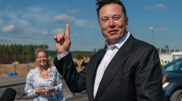 cursa de masini pe luna anul viitor proiect ambitios al lui elon musk