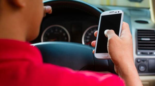 telefonul la volan interzis pentru soferii tineri