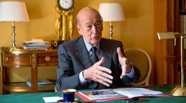 val ry giscard d estaing fostul presedinte al frantei a decedat