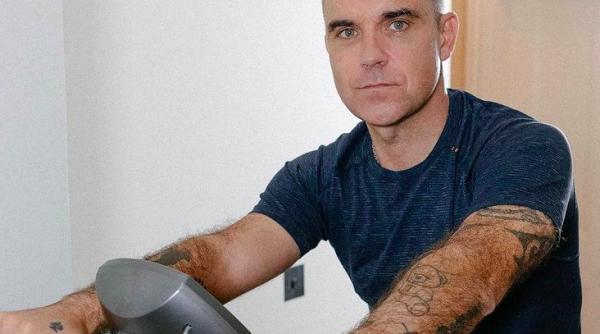 robbie williams isi face trupa la 25 de ani dupa ce a parasit take that